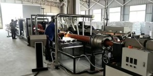 彻底解决管材挤出偏心难题—新款智能型PERT/PPR保温管生产装备亮相青岛