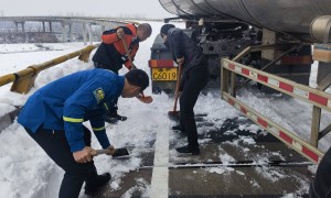 湖北冻雨除冰有多难？对话救援队员：冰层砸不裂，冰花四溅只出现一个小孔